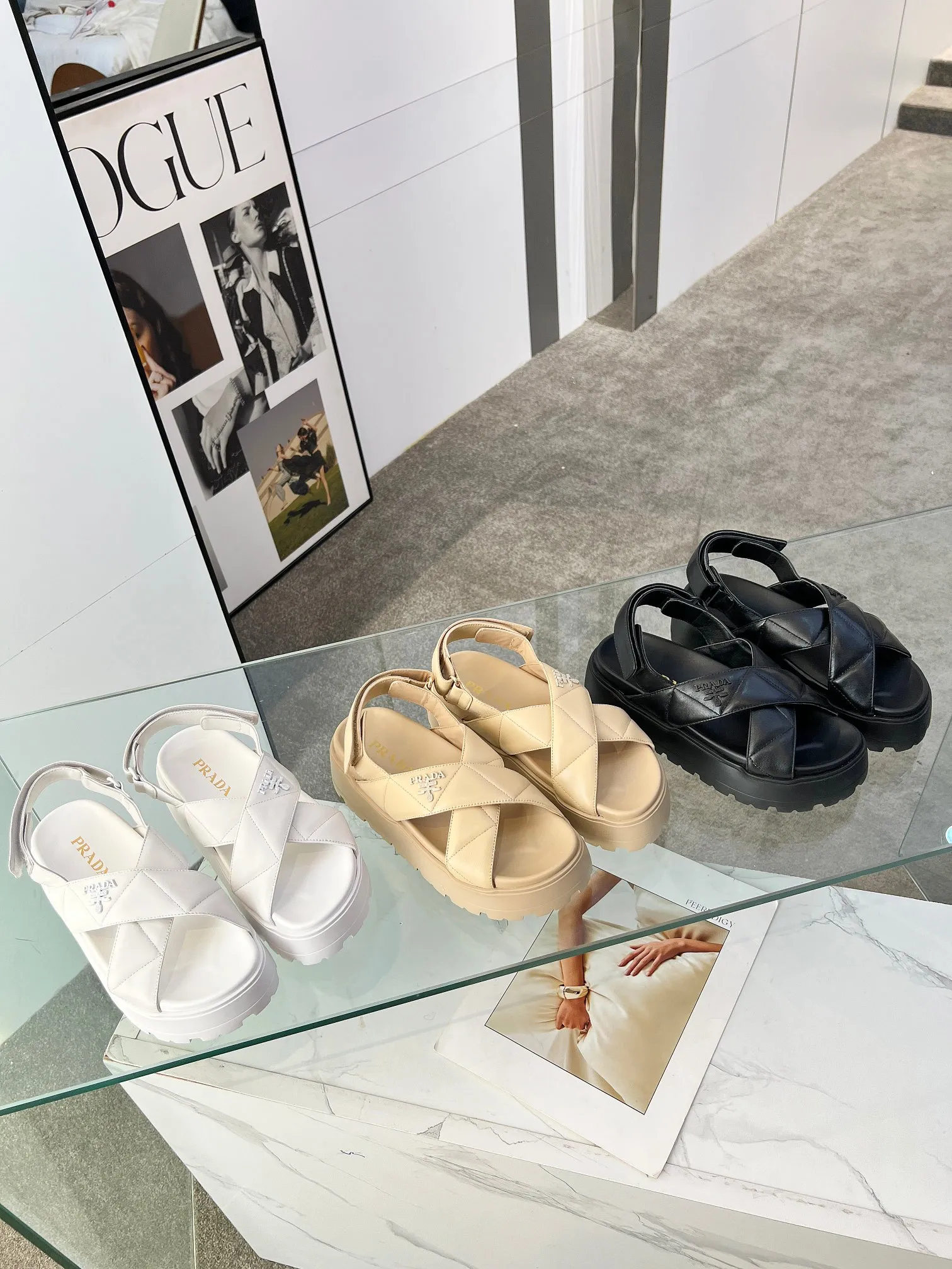 👟👟Ex-factory price 460👟👟 PRADA 2025 vs spring and summer popular sandals series... [Thick-soled double-button sandals] Original 1:1 customization, this year's most fashionable and popular retro British style, simple and elegant, all styles are good-looking, platform thick soles make you slimmer and taller, very comfortable, fashionable and versatile... Many Internet celebrities are on their feet. These platform round-toe thick-soled shoes are very popular this year. They can be worn (increased) for both leisure and leisure. ❶Material: Customized imported calf leather ❷Inner: Customized imported sheepskin ❸Outsole: Original molded ultra-light outsole ❹Sole thickness: 5.5cm ❺Number of yards: 35-40 ❻Packaging: Original full set of packaging ☀Color: Official website updated simultaneously